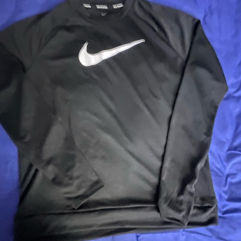 Nike Swoosh Run Women’s Running Crew. Medium